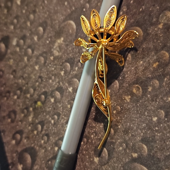 ViVintage Western Germany Pin Glass Stone Filigree Petals Flower Goldtone/Green - Picture 3 of 5